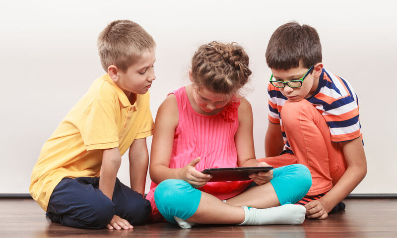 Enfant utilisant une tablette - écrans et développement infantile