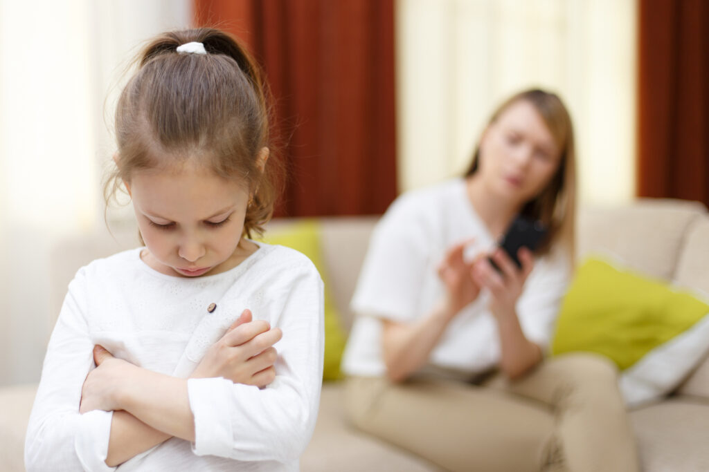 Parent et enfant devant un écran - écrans et développement infantile